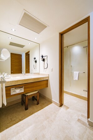Douche, articles de toilette gratuits, sèche-cheveux