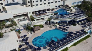 3 outdoor pools, pool umbrellas, sun loungers