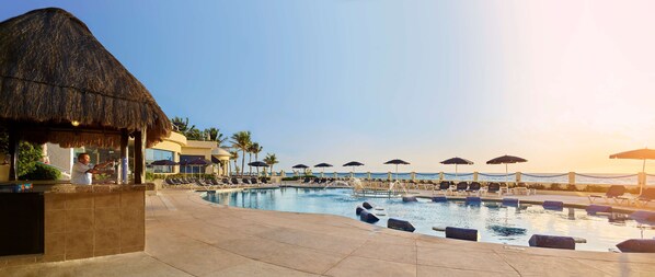 3 piscines extérieures, parasols, chaises longues