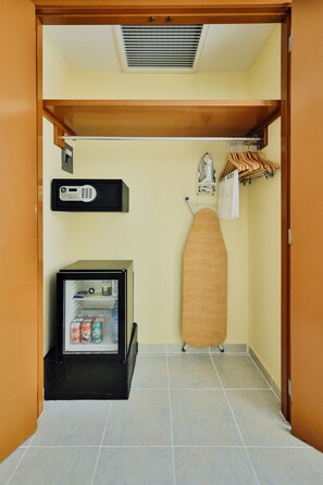 Minibar con artículos gratuitos y caja de seguridad en la habitación 