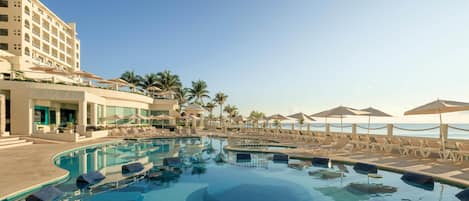 3 piscines extérieures, parasols de plage, chaises longues