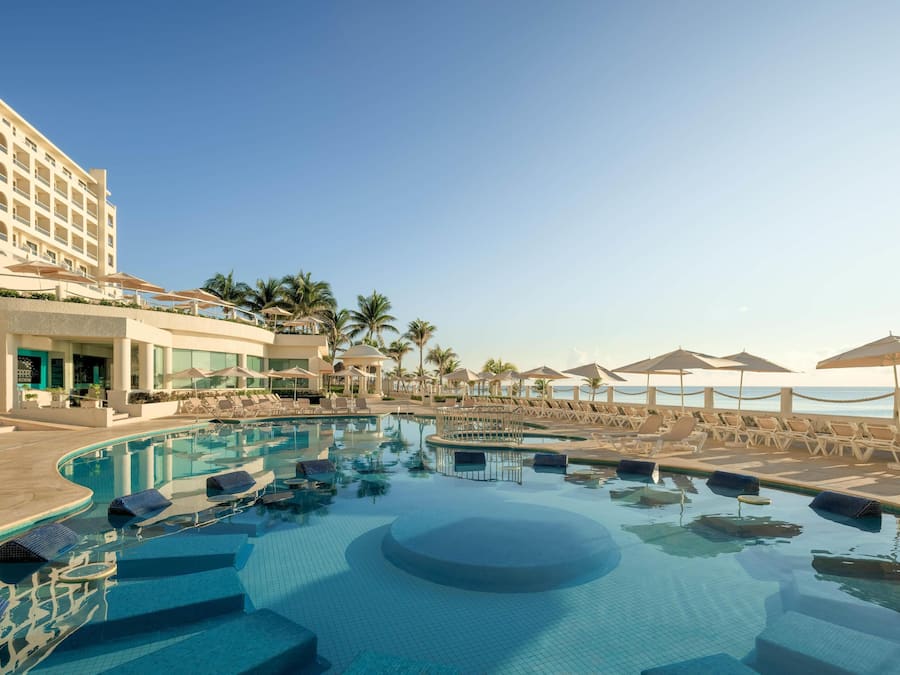 3 outdoor pools, pool umbrellas, pool loungers
