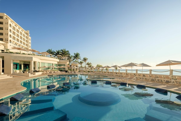 3 outdoor pools, pool umbrellas, sun loungers - Occidental Tucancún All Inclusive (Cancun)