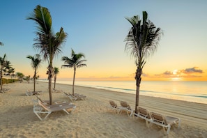On the beach, white sand, sun loungers, beach umbrellas - Occidental Tucancún All Inclusive (Cancun)