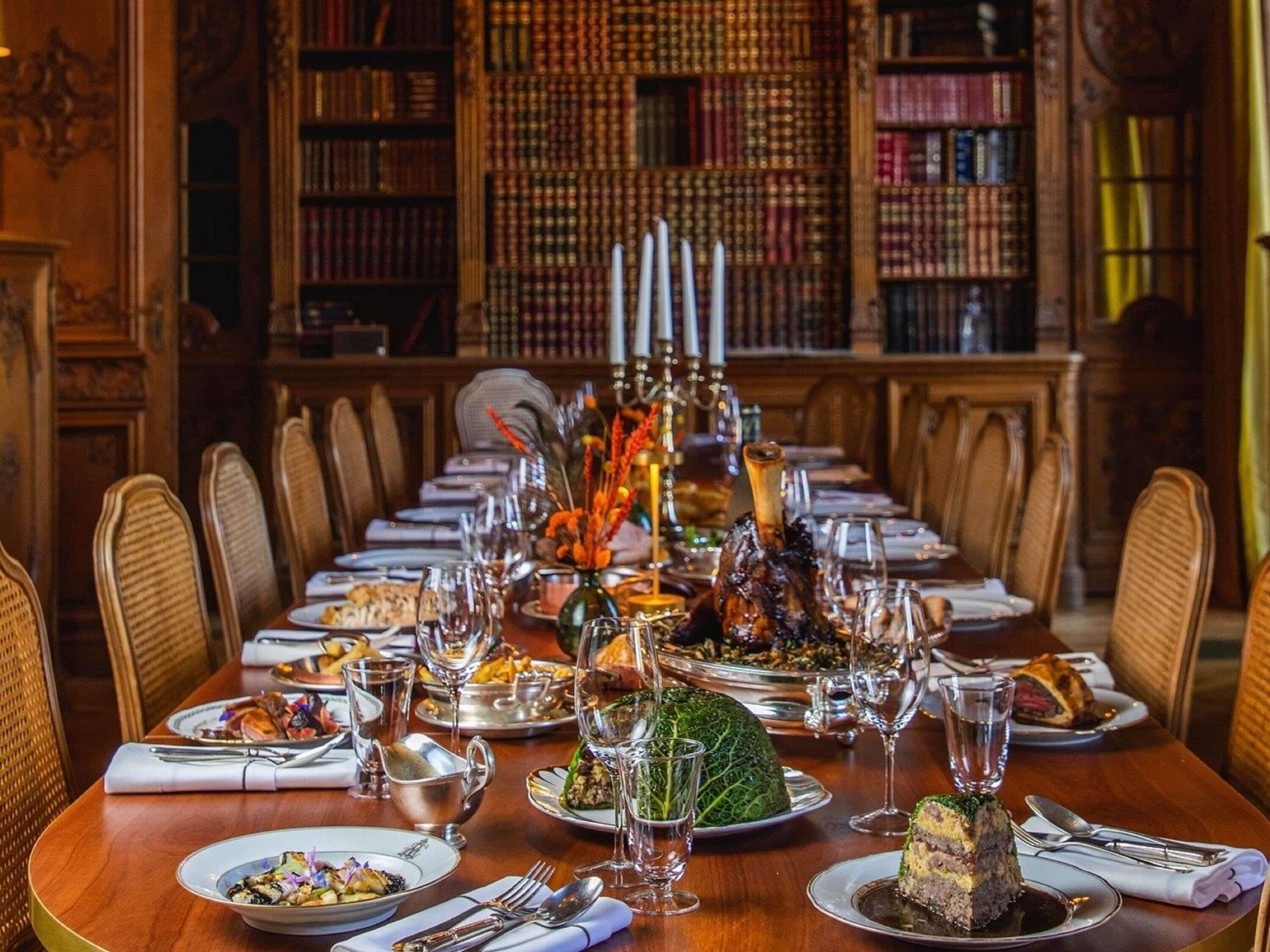 2 restaurants; ze serveren er ontbijt, lunch, diner en brunch 