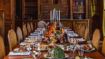 2 restaurants; ze serveren er ontbijt, lunch, diner en brunch