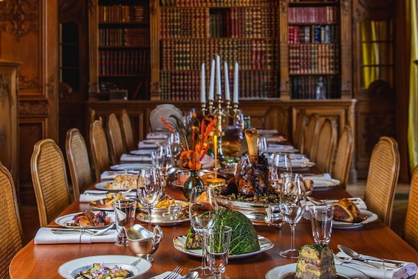 2 restaurants; breakfast, lunch, dinner, and brunch served