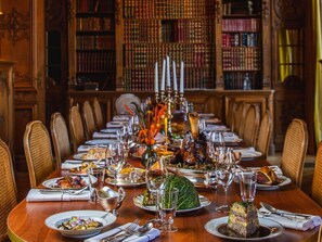 2 restaurants servant le petit déjeuner, le déjeuner et le dîner