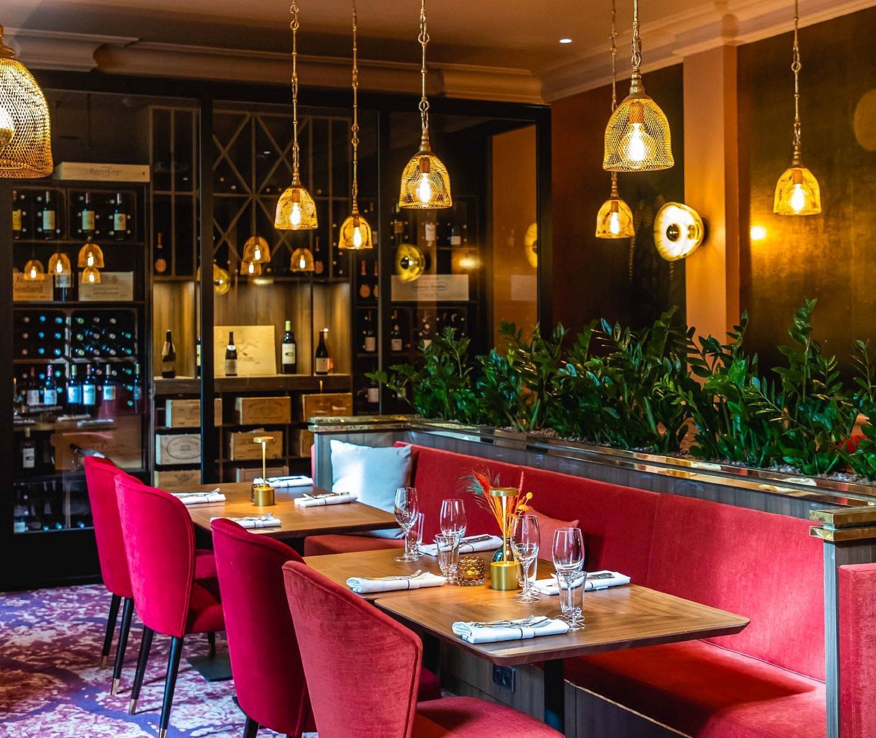 2 restaurants, breakfast served