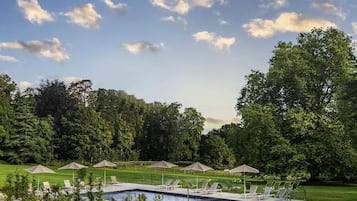 Piscina interna, piscina externa sazonal, guarda-sóis, espreguiçadeiras