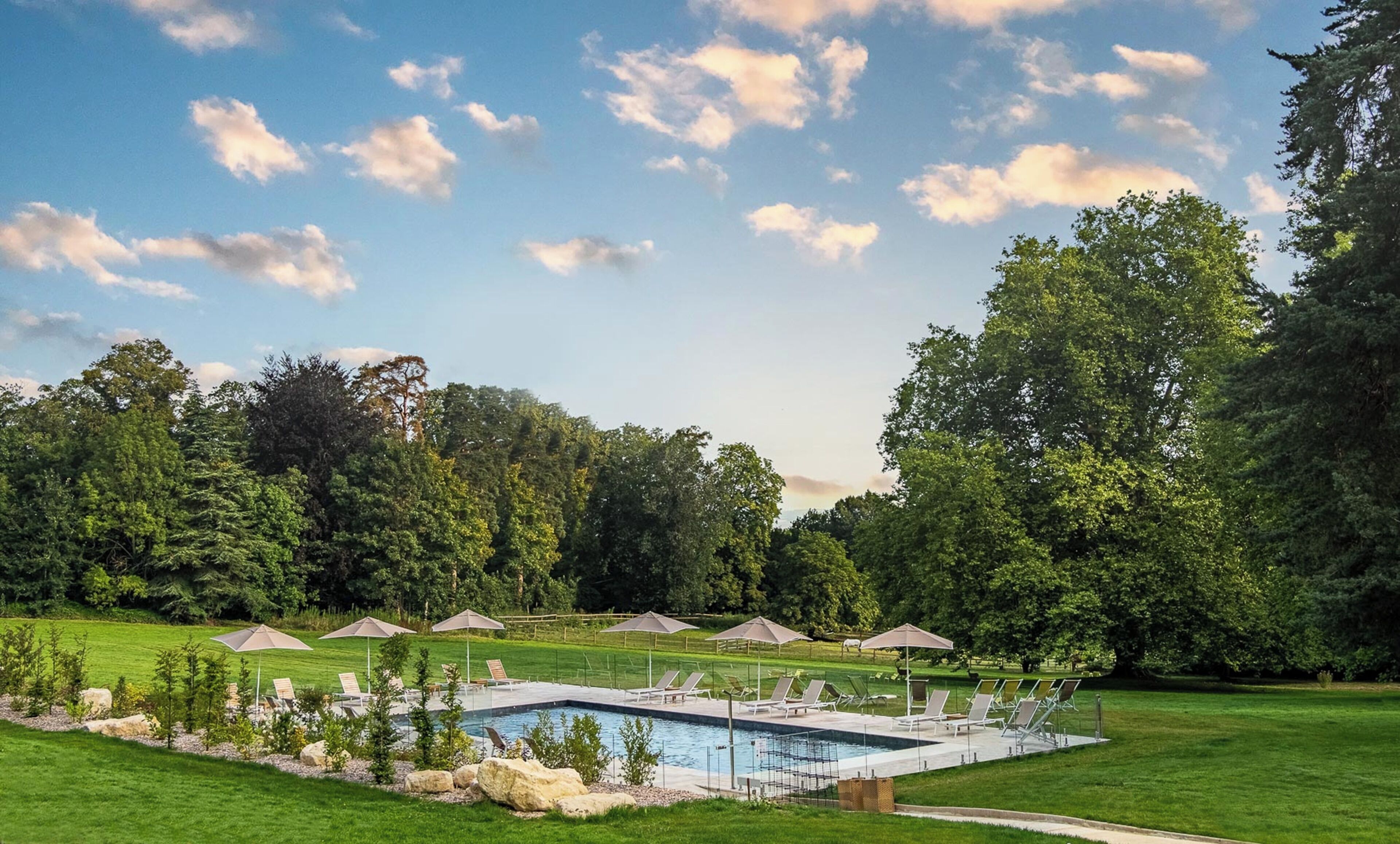 Een binnenzwembad, een seizoensgebonden buitenzwembad