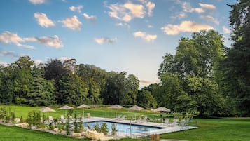 Een binnenzwembad, een seizoensgebonden buitenzwembad