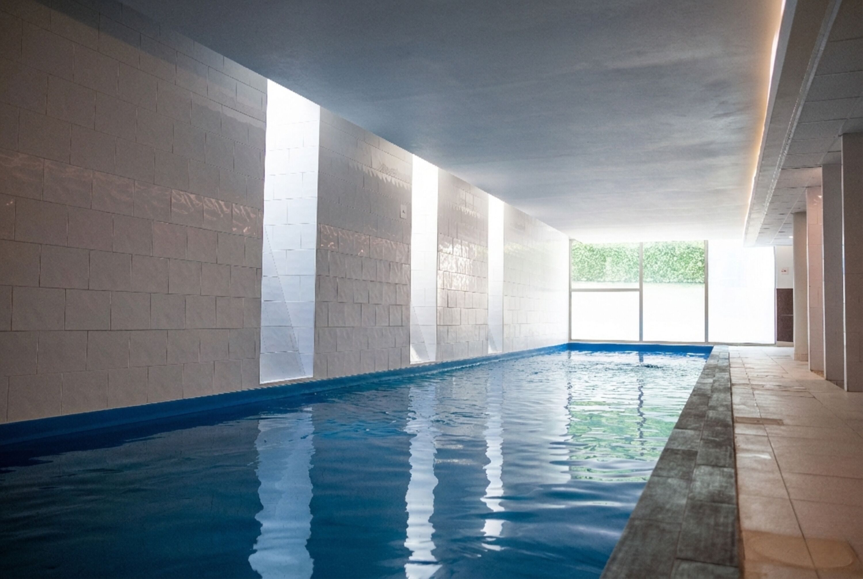 สระว่ายน้ำในร่ม, สระว่ายน้ำกลางแจ้งเปิดตามฤดูกาล, ร่มริมสระว่ายน้ำ