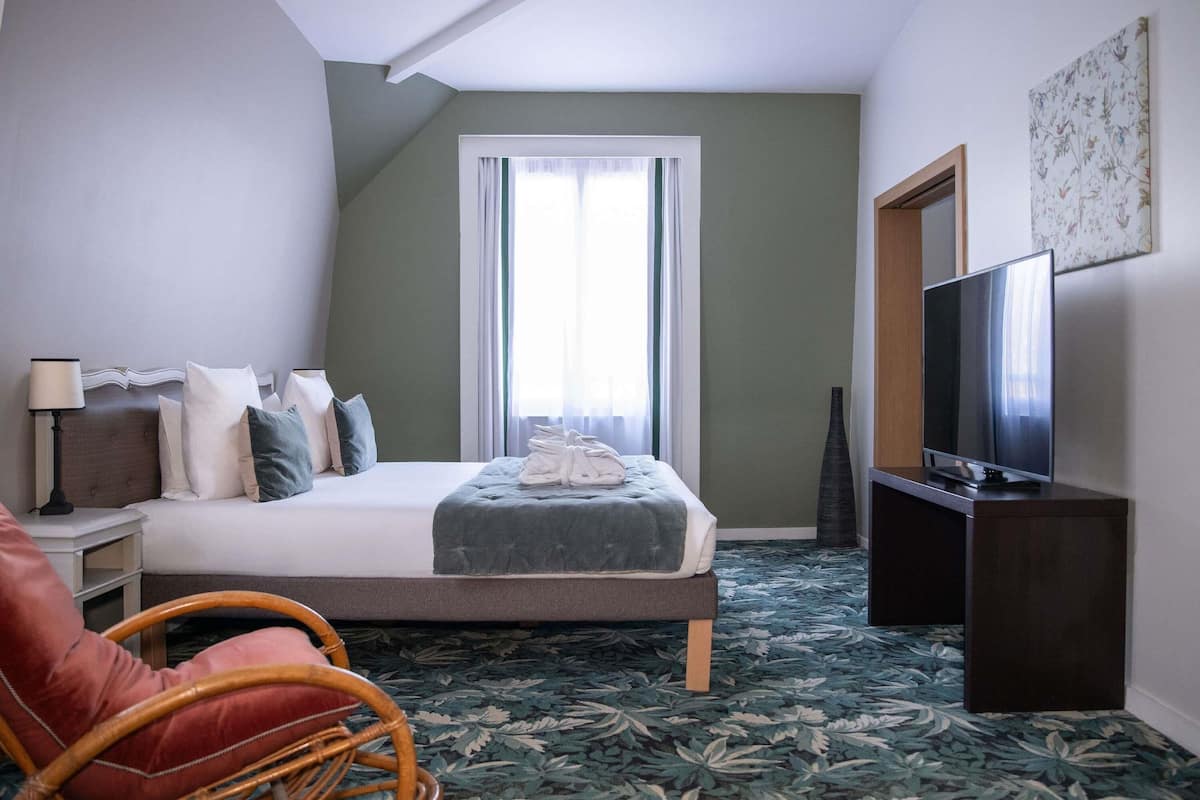 Suite, 1 Tempat Tidur Queen dengan tempat tidur Sofa | Brankas, meja kerja, ruang kerja ramah laptop, dan tirai kedap cahaya