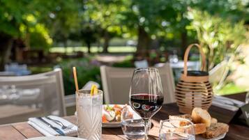 2 restaurants; breakfast, lunch, dinner and brunch served