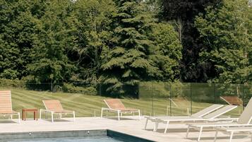 Una piscina cubierta, una piscina al aire libre de temporada, sombrillas