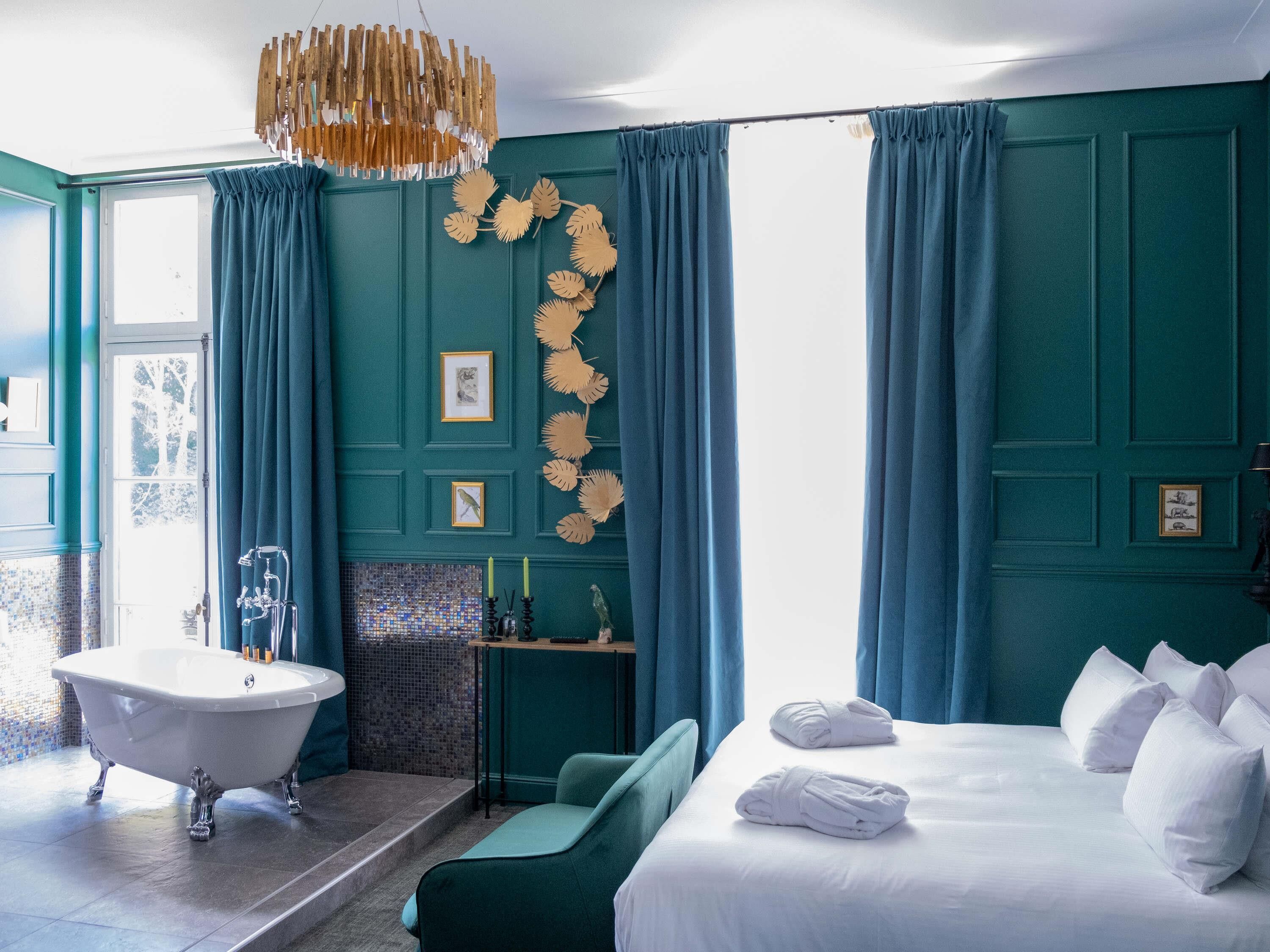 Deluxe Room, 1 Katil Kelamin (Double) (Grounds view) | Peti besi dalam bilik, meja, ruang kerja komputer riba 