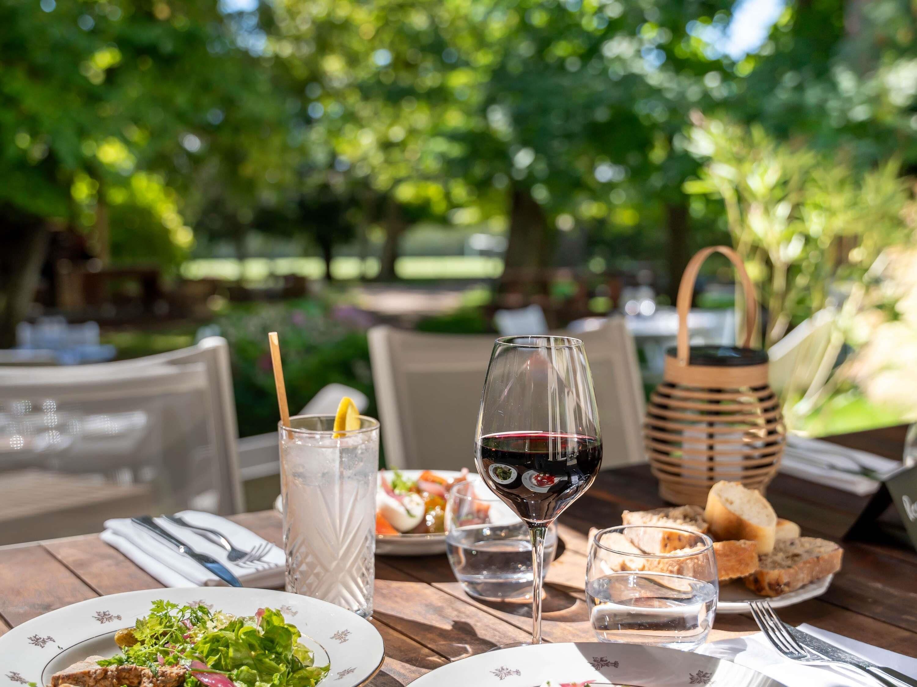 2 restaurantes: opção de café da manhã, almoço e jantar