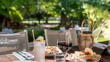 2 Restaurants; Frühstück, Mittagessen und Abendessen werden serviert