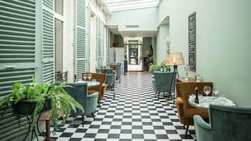 2 restaurantes; se sirven desayunos, almuerzos, cenas y brunches