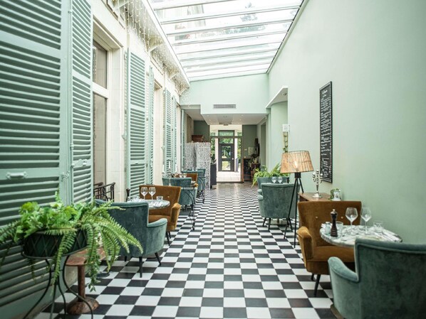 2 restaurants; breakfast, lunch, dinner and brunch served