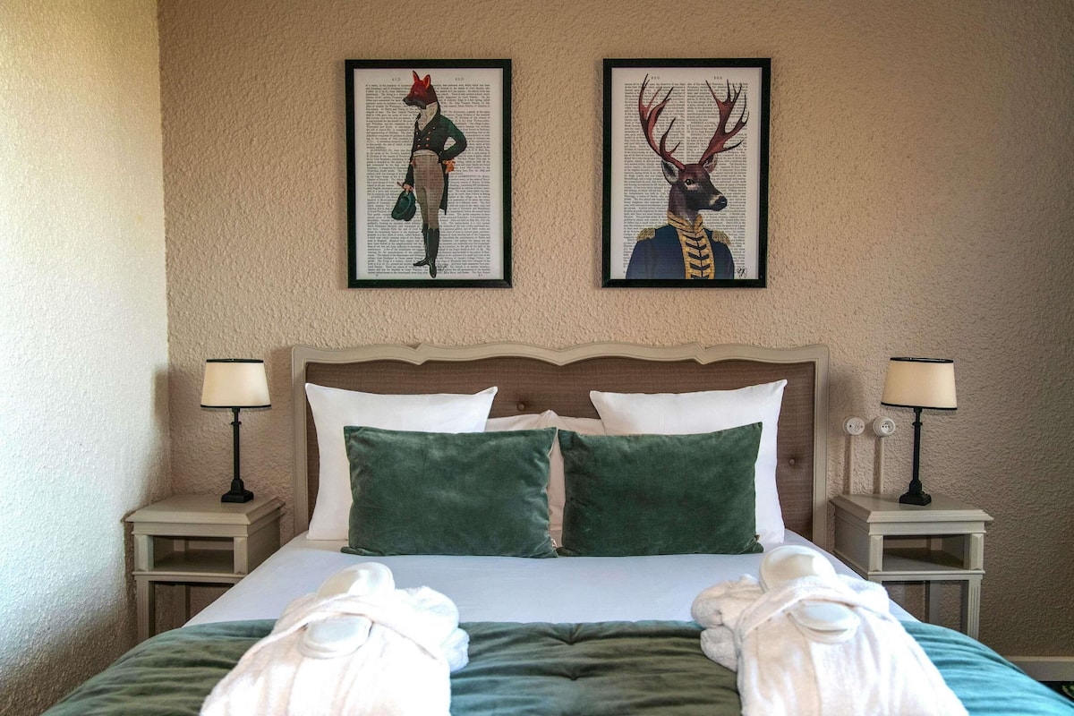 Kamar Eksekutif, 1 Tempat Tidur Double dengan tempat tidur Sofa, pemandangan kebun (Grounds view) | Brankas, meja kerja, ruang kerja ramah laptop, dan tirai kedap cahaya