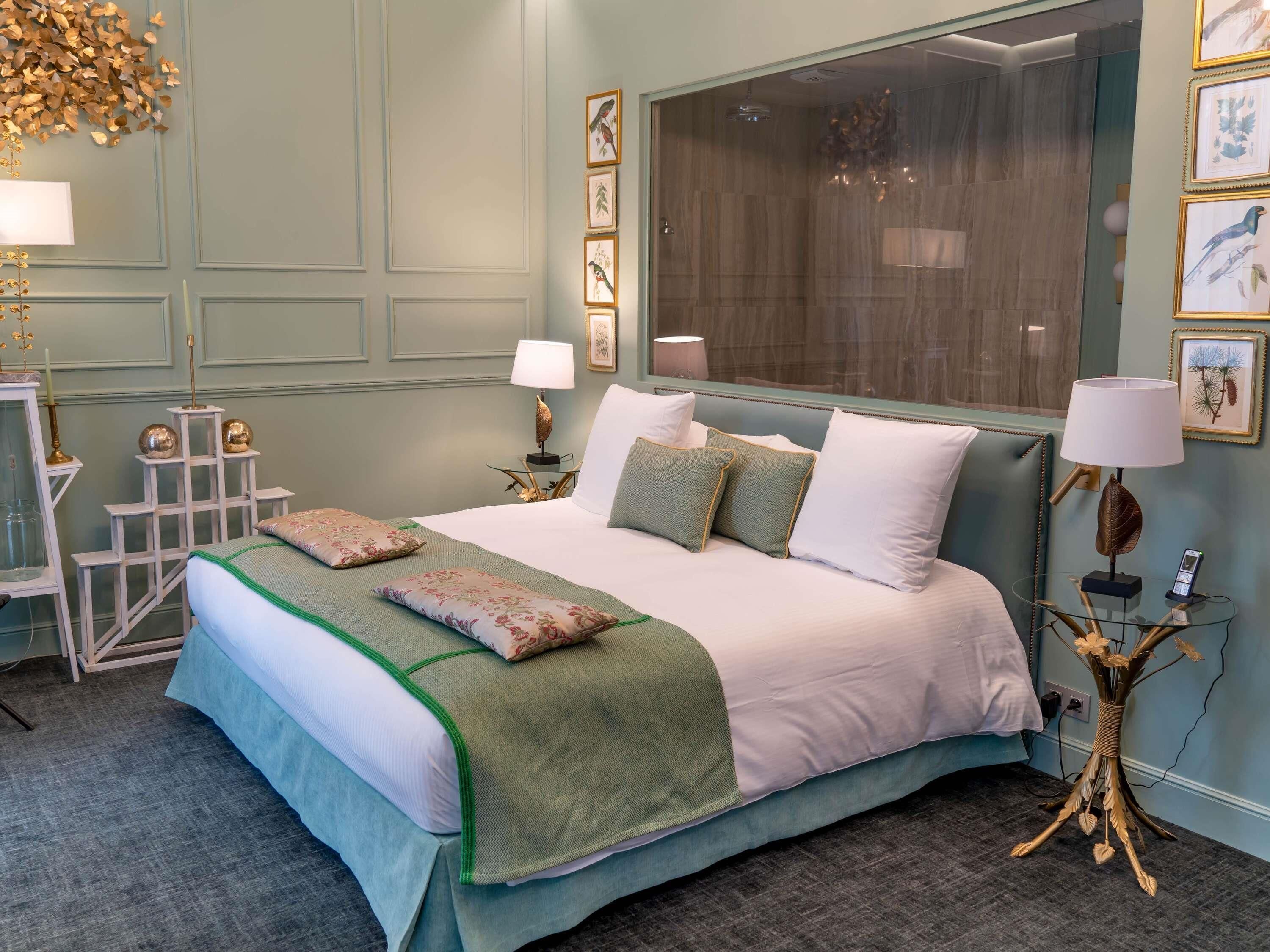 Deluxe Room, 1 Double Bed | In-room safe, desk, laptop workspace, blackout curtains