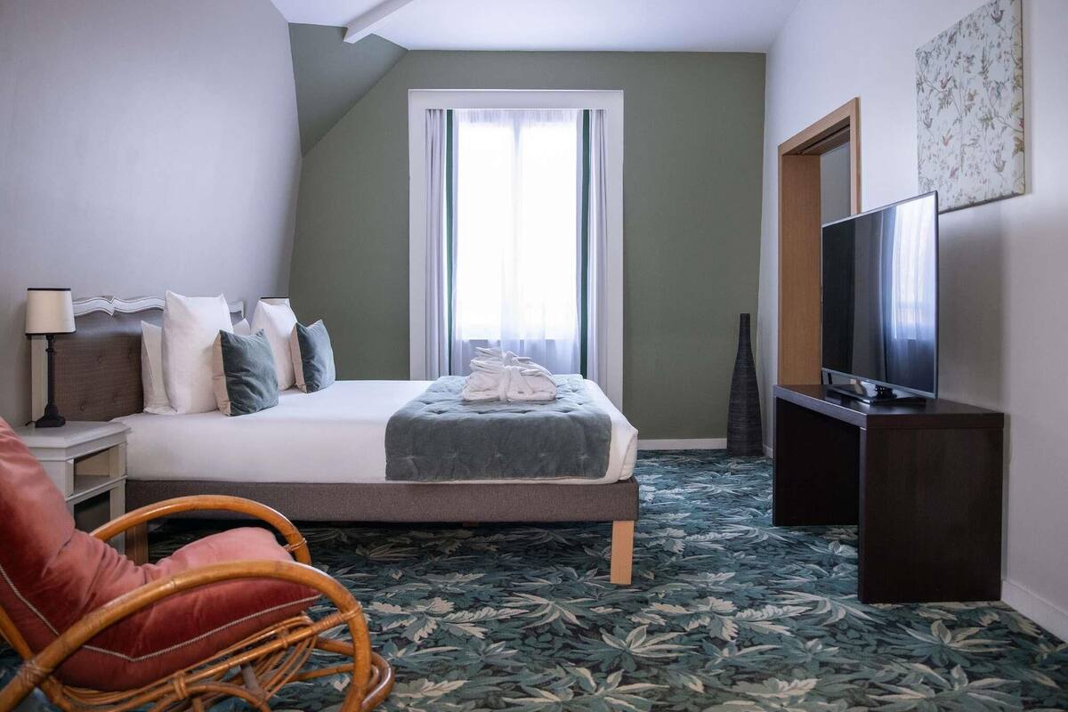 Suite, 1 Queen Bed with Sofa bed