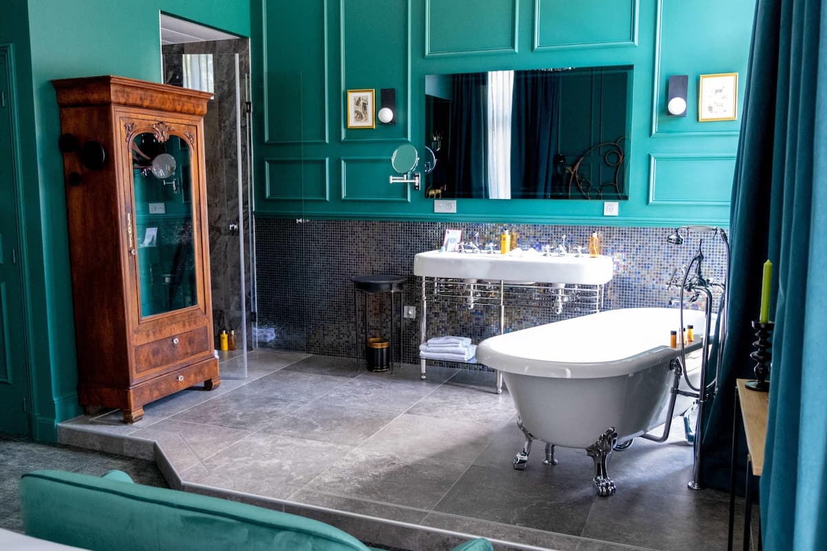 Deluxe-huone, 1 parisänky (Grounds view) | Tallelokero huoneessa, työpöytä