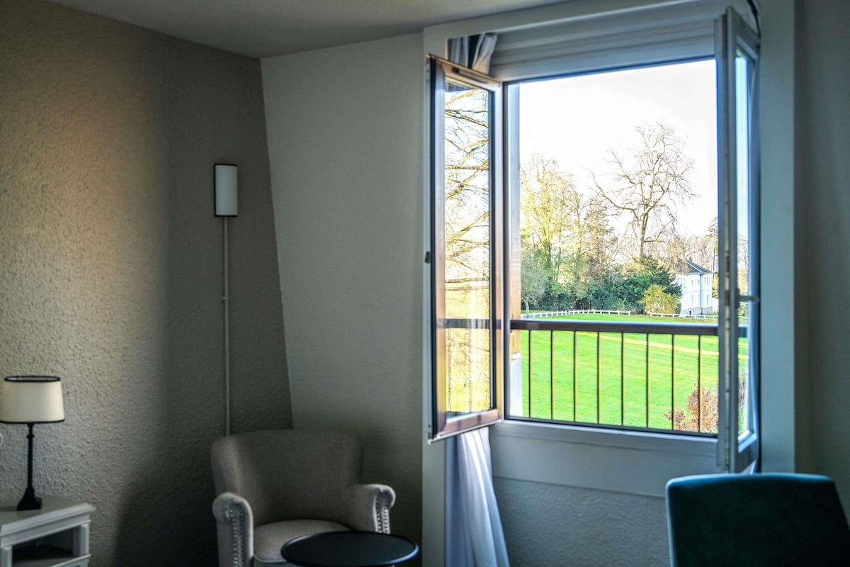 Chambre Exécutive, 1 lit double et 1 canapé-lit, vue jardin (Grounds view) | Coffres-forts dans les chambres, bureau