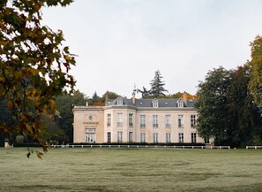 In-room safe, desk, laptop workspace, blackout curtains - Demeures de campagne Domaine de Maffliers – Novotel (Maffliers)