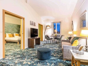 In-room safe, desk, laptop workspace, blackout curtains - Demeures de campagne Domaine de Maffliers – Novotel (Maffliers)