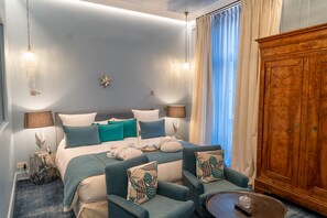 In-room safe, desk, laptop workspace, blackout curtains - Demeures de campagne Domaine de Maffliers – Novotel (Maffliers)