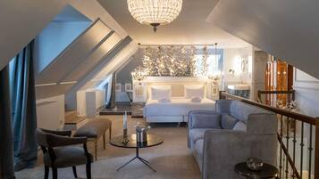 Suite Deluxe, 1 cama matrimonial y sofá cama, Terraza (Duplex, 1 double bed, Terrace 25sqm) | Caja de seguridad en la habitación y escritorio