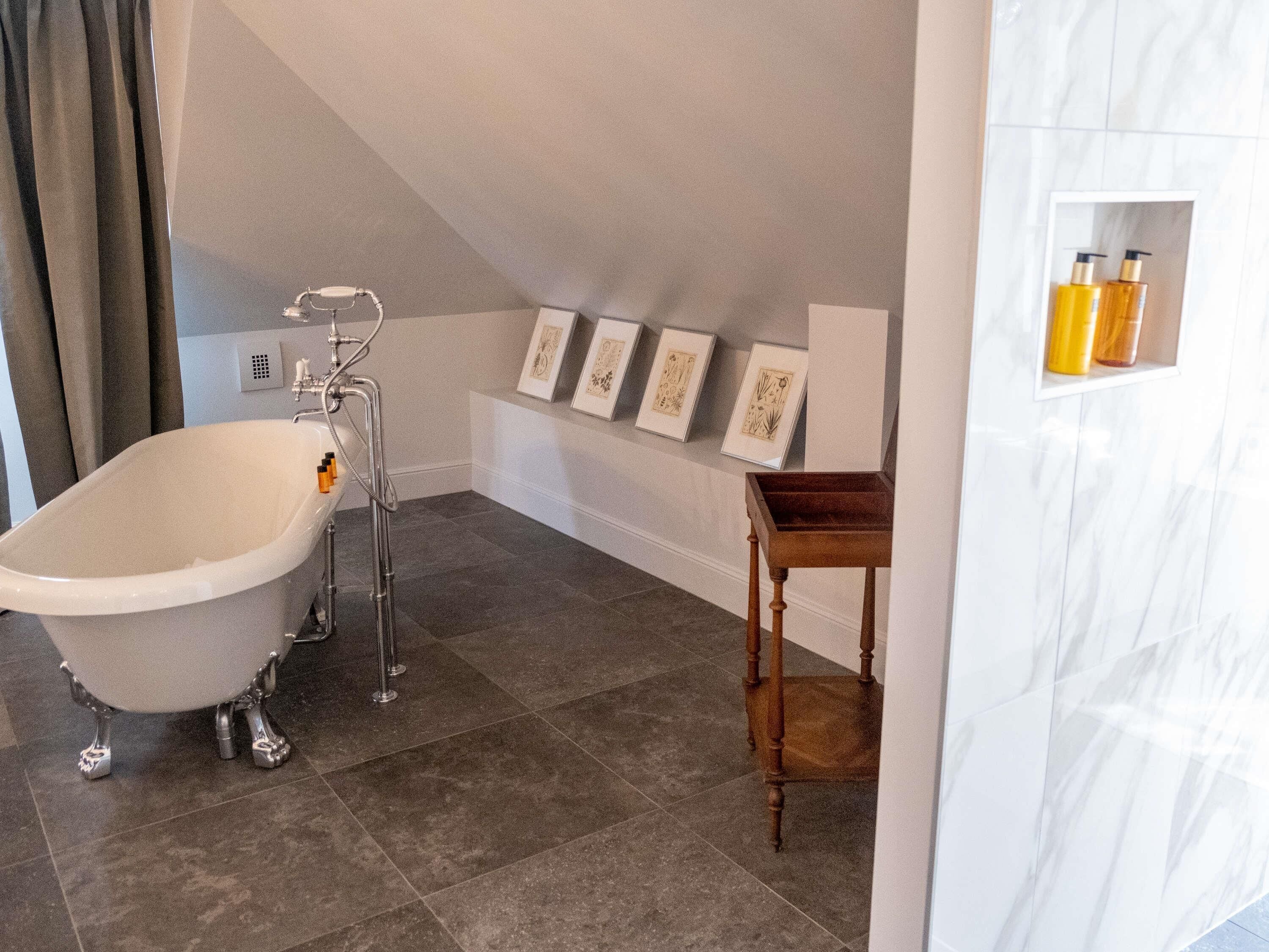 Deluxe-sviitti, 1 parisänky ja vuodesohva, terassi (Duplex, 1 double bed, Terrace 25sqm) | Kylpyhuone | Ympäristöystävälliset hygieniatuotteet, hiustenkuivaaja, pyyhkeet