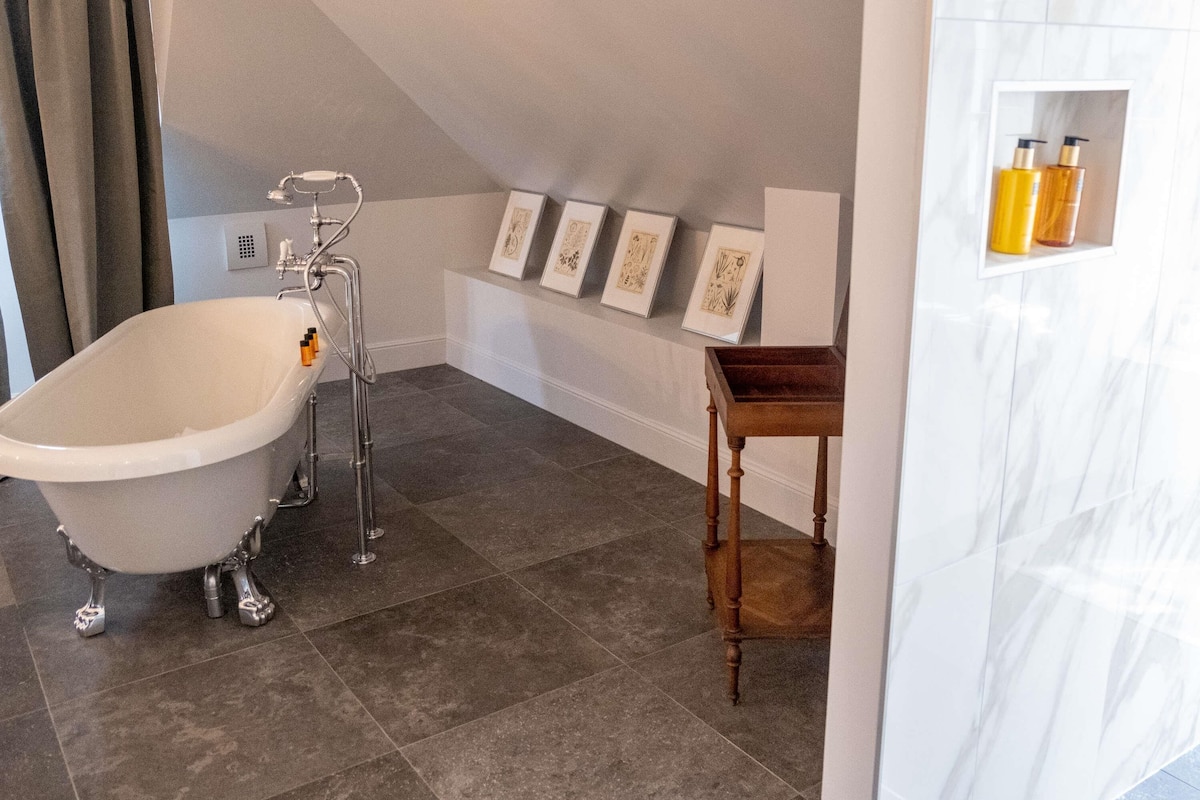 Deluxe Suite, 1 Double Bed with Sofa bed, Terrace (Duplex, 1 double bed, Terrace 25sqm) | Bathroom | Eco-friendly toiletries, hair dryer, towels