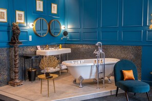 Chambre Deluxe, 1 lit double (Grounds view) | Salle de bain | Articles de toilette écologiques, sèche-cheveux, serviettes fournies