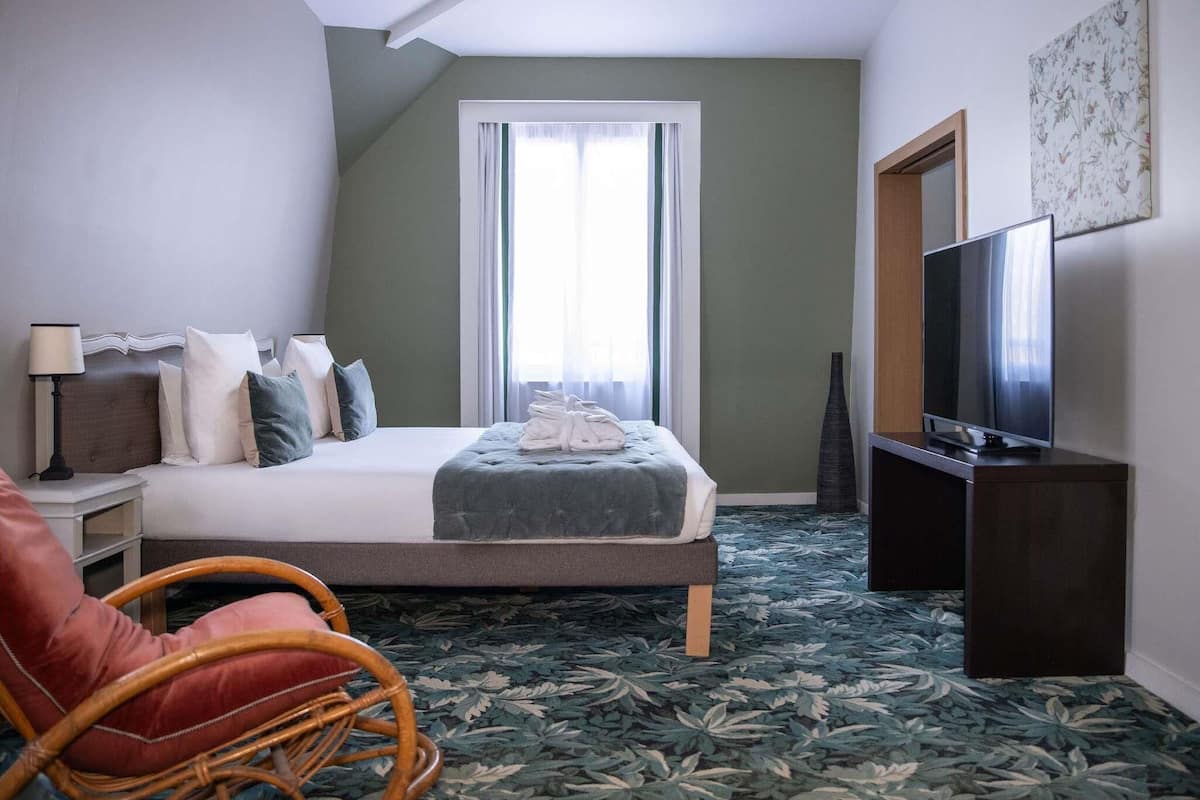 Suite, 1 cama Queen size y sofá cama | Caja de seguridad en la habitación y escritorio