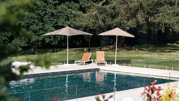 Indendørs pool, sæsonbestemt udendørs pool, parasoller, liggestole