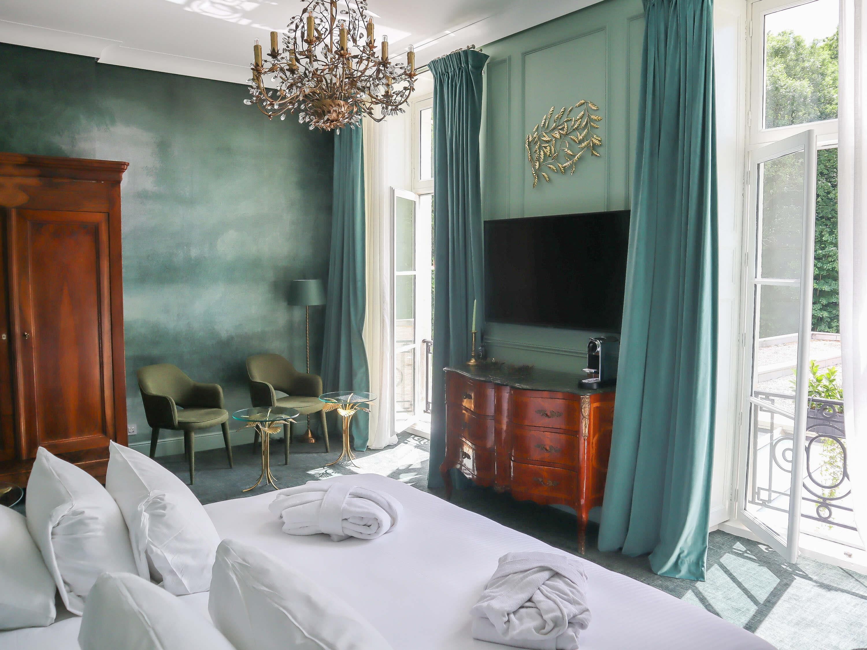 Deluxe Room, 1 Double Bed | In-room safe, desk, laptop workspace, blackout drapes