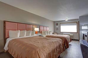 Habitación estándar, 2 camas de matrimonio, no fumadores | Caja fuerte, escritorio, espacio para trabajar con un portátil
