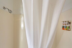 Standard Room, 1 King Bed, Non Smoking | Bathroom | Free toiletries, hair dryer, towels - Quality Inn Pierre - Fort Pierre (Pierre)