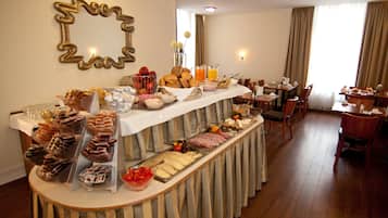 TĂ€gliches inbegriffenes FrĂŒhstĂŒcksbuffet