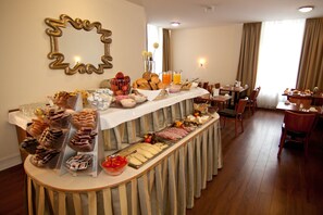 بوفيه فطور مجانًا يوميًا