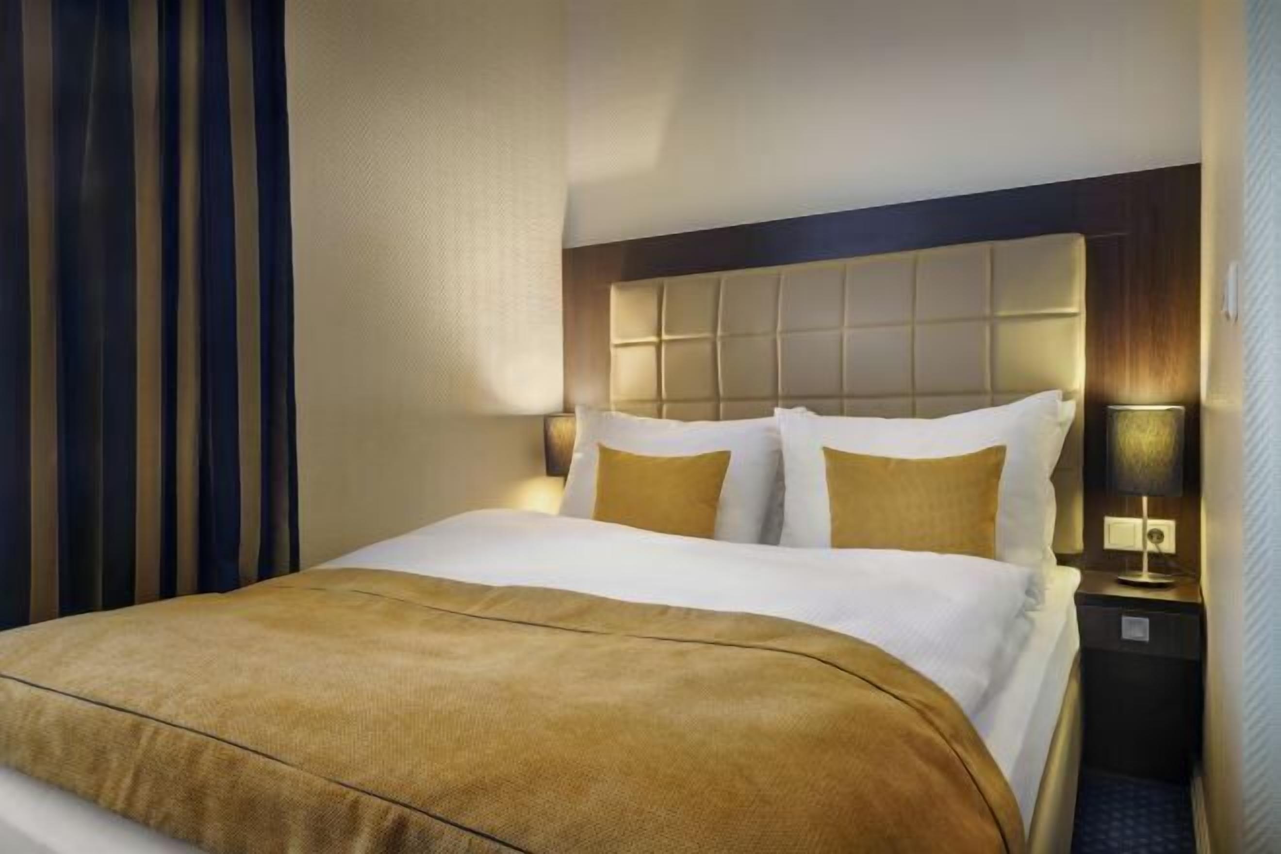 Hochwertige Bettwaren, Zimmersafe, individuell dekoriert, Schreibtisch