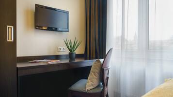 Hochwertige Bettwaren, Zimmersafe, individuell dekoriert, Schreibtisch