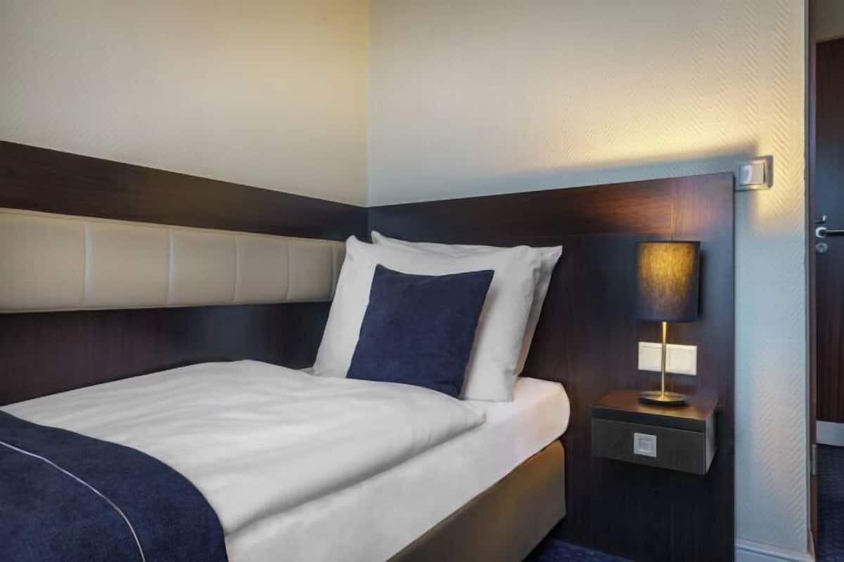 Premium bedding, in-room safe, desk, blackout curtains
