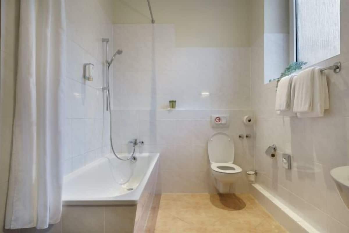Baño | Artículos de higiene personal gratuitos, secador de pelo y toallas