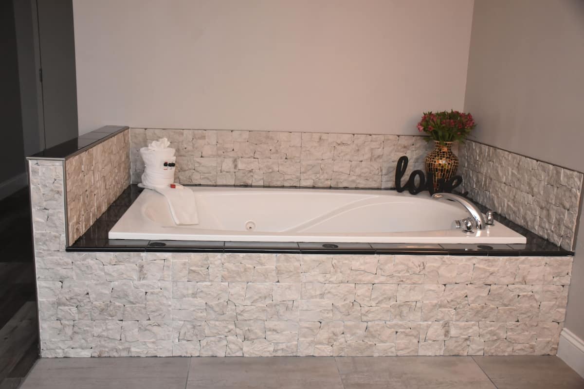 Superior Suite, 1 King Bed, Non Smoking | Private spa tub