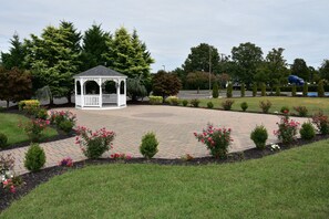 Outdoor wedding area - Ramada by Wyndham Vineland Millville Area (Vineland)
